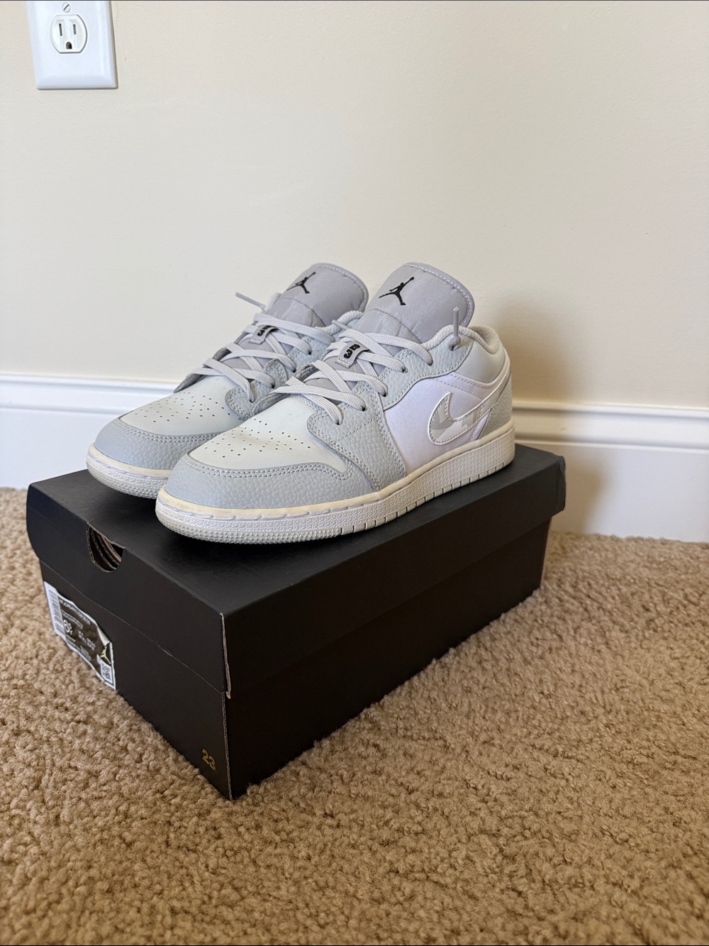 Jordan Kids Low-Top Sneakers in Light Gray and White